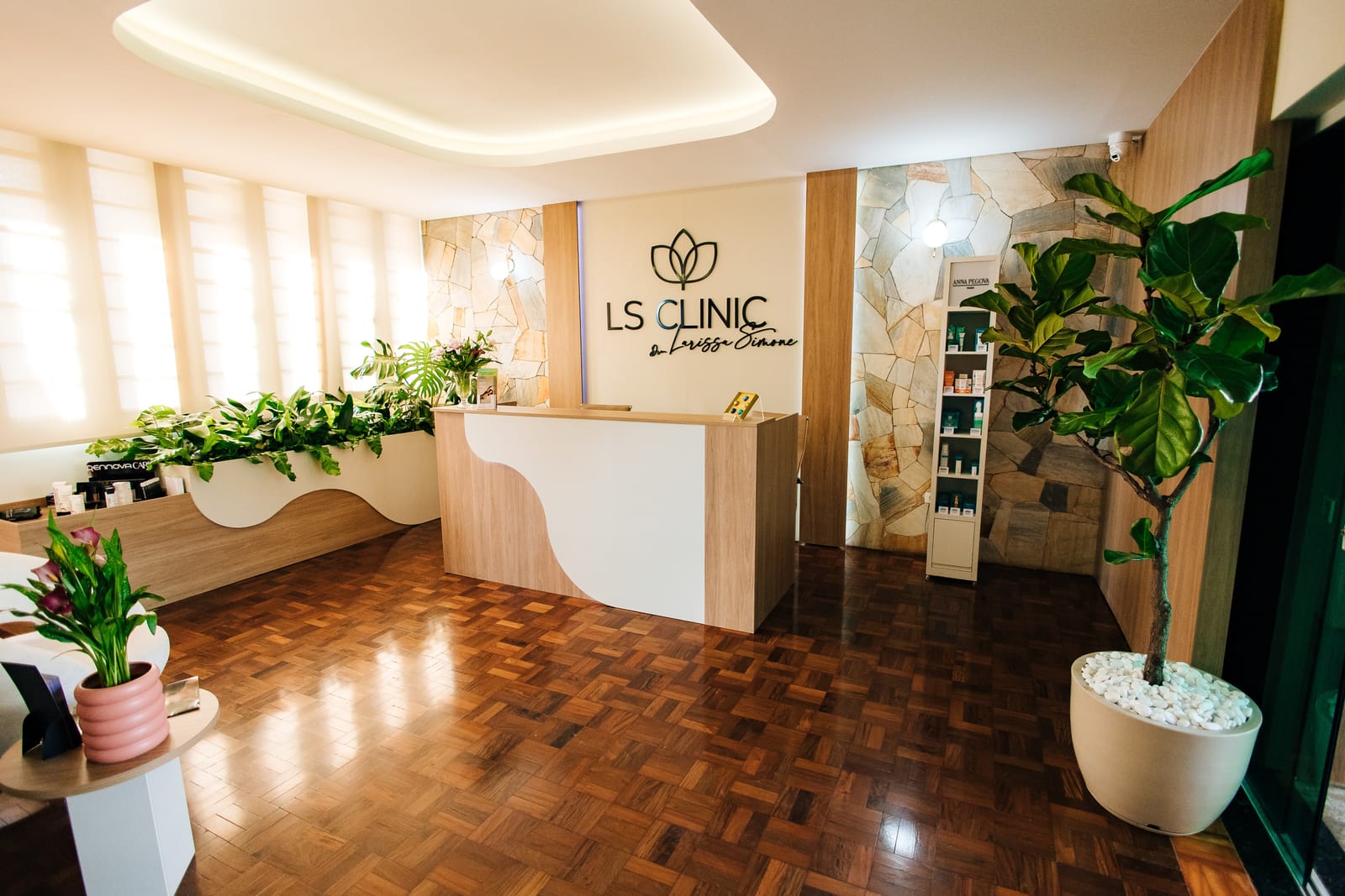 Recepção da LS Clinic com ambiente acolhedor