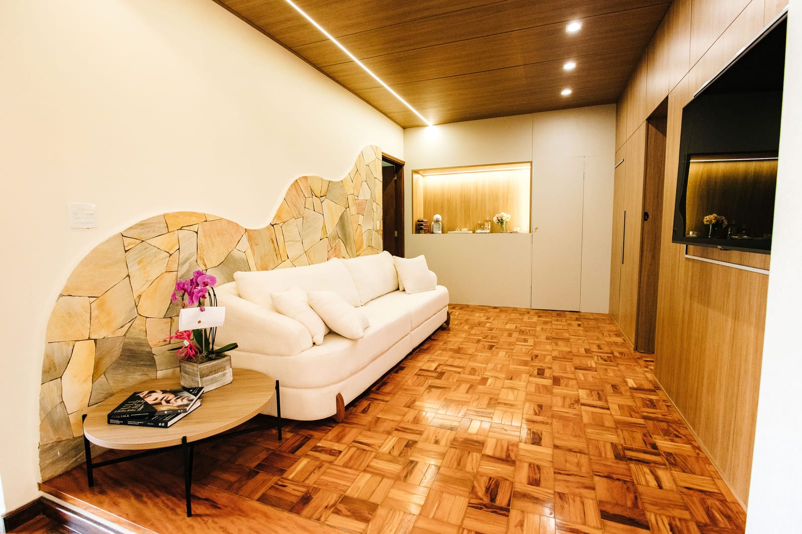 Sala de espera confortável com decoração elegante